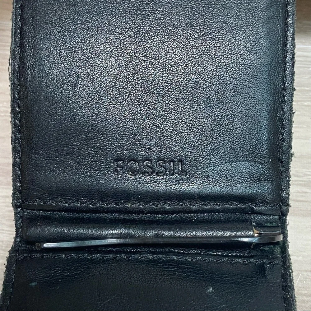 Fossil Men's Black Leather Bifold Wallet with Embossed Logo